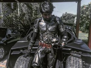 Pria Ini Sulap Mobilnya Jadi Mobil Batman