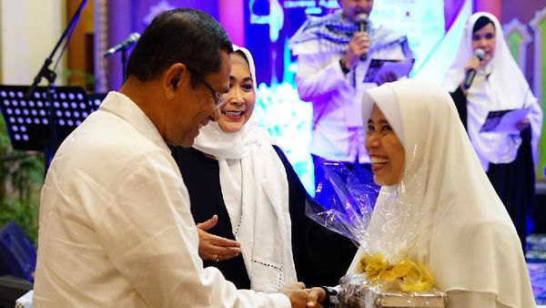 Wakaf Alquran untuk Yayasan Mawar Merah Peduli