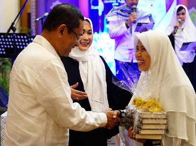 Wakaf Alquran untuk Yayasan Mawar Merah Peduli