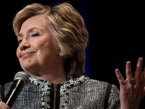 Hillary Clinton Diminta Senator Demokrat untuk Bergerak Maju Hillary Clinton Diminta Senator Demokrat untuk Bergerak Maju