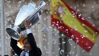 Luka Modric mengangkat trofi Liga Champions ketiga dalam kariernya. Peran pemain asal Kroasia itu begitu penting untuk perjalanan Madrid di kompetisi ini. (REUTERS/Sergio Perez)