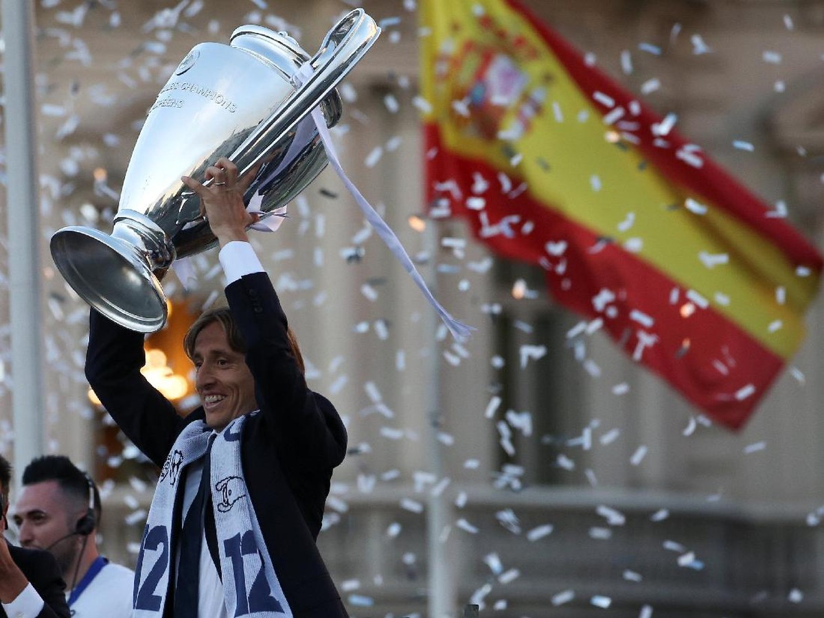 Luka Modric dengan trofi Liga Champions, (Foto: REUTERS/Sergio Perez)