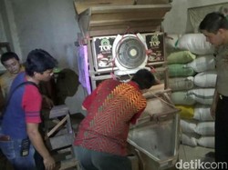 Giliran Gudang Pengoplos Beras di Probolinggo Digerebek Petugas