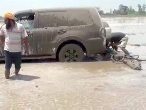 Viral! Mobil SUV Dipakai Buat Membajak Sawah