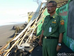 Bangunan di Pantai Kuwaru Bantul Rusak Diterjang Gelombang Tinggi