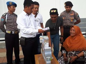 Polisi Awasi Jasa Penukaran Uang Pinggir Jalan