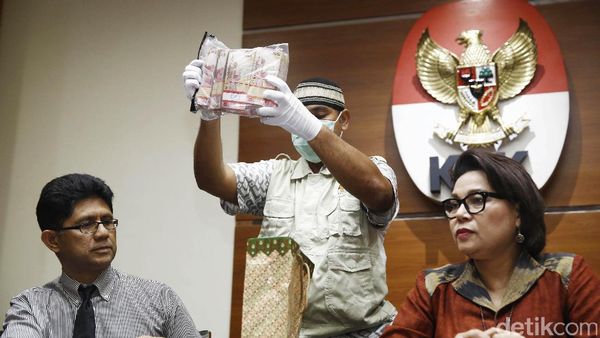 KPK Tunjukan Barbuk Suap DPRD Jatim