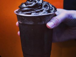 Wah, Kini Ada Matte Black Latte yang Sepenuhnya Warna Hitam!