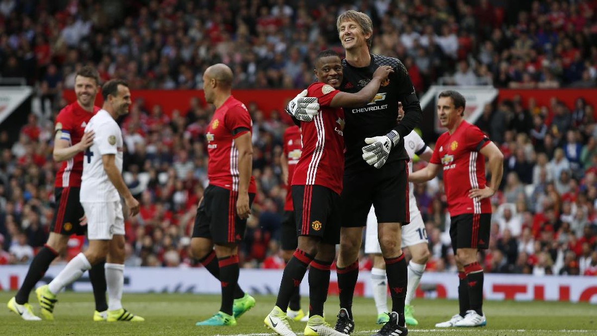 Eks pemain Manchester United Patrice Evra saat bermain di laga testimonial Michael Carrick. Foto: Action Images via Reuters / Ed