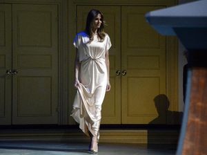 Foto: Gaya Melania Trump dengan Gaun Bergaya Kaftan Rp 34 Jutaan