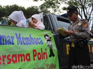 Mobil Patroli Polsek Leles Jadi Perpustakaan Keliling