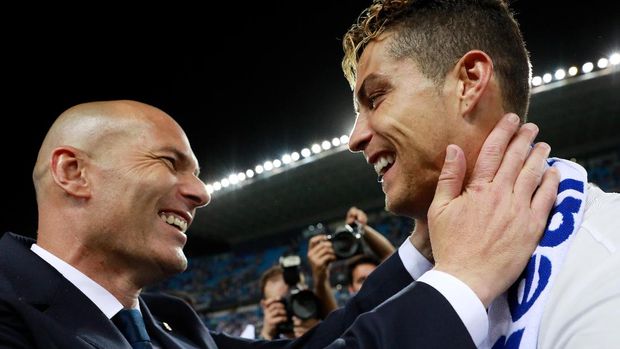 MALAGA, SPAIN - MAY 21:  Zinedine Zidane, Manager of Real Madrid celebrates with Cristiano Ronaldo after being crowned champions following the La Liga match between Malaga and Real Madrid at La Rosaleda Stadium on May 21, 2017 in Malaga, Spain.  (Photo by Gonzalo Arroyo Moreno/Getty Images)