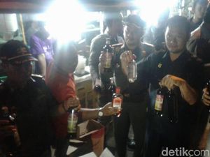 Satpol PP Razia Tempat Hiburan Malam di Palembang Satpol PP Razia Tempat Hiburan Malam di Palembang