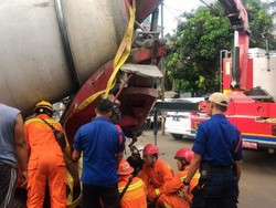 Damkar Evakuasi Truk Molen yang Terperosok di Cilandak