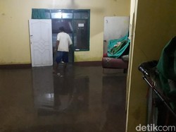 Cerita Warga Paseh Bandung yang Santap Sahur di Tengah Banjir