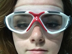 Pakai Kacamata Selam Agar Makeup Tak Luntur, Wanita Ini Viral