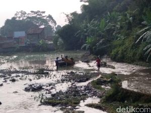 Banjir Garut Surut, Sebuah Mobil Ditemukan Terbalik di Tengah Sawah