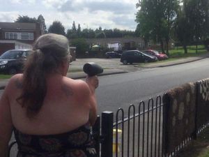 Suka Kebut-Kebutan di Jalan? Hati-Hati Distop Nenek Ini Pakai Hairdryer