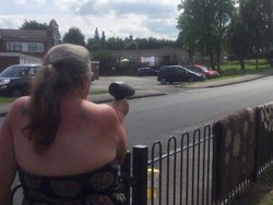 Suka Kebut-Kebutan di Jalan? Hati-Hati Distop Nenek Ini Pakai Hairdryer