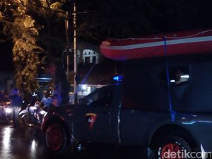 Banjir di Garut Meluas, Petugas Bawa Perahu Karet
