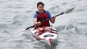 Aksi PM Kanada Mengayuh Kayak di Sungai Niagara
