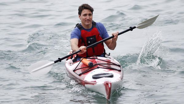 Aksi PM Kanada Mengayuh Kayak di Sungai Niagara