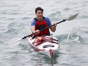 Aksi PM Kanada Mengayuh Kayak di Sungai Niagara