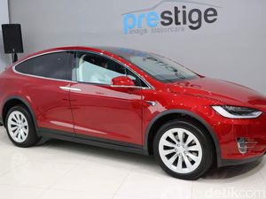 Mobil Listrik Tesla Model X Mengaspal di Jakarta