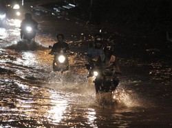 Banjir hingga 30 Cm di Majalaya Bandung, Sejumlah Kendaraan Mogok