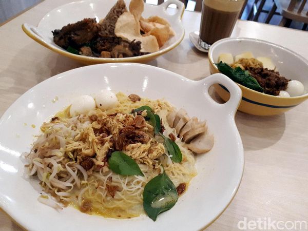 Sedapnya Bihun Laksa Betawi dan Nasi Ayam Cabe Ijo di Umaramu
