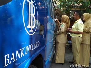 Mobil Keliling Penukaran Uang Diserbu PNS Trenggalek