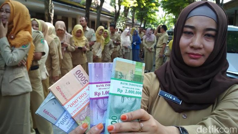 THR Pegawai Negeri di Pemkot Malang Cair Hari Ini THR Pegawai Negeri di Pemkot Malang Cair Hari Ini