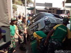 Begini Penampakan Kendaraan yang Rusak Terseret Banjir di Garut Semalam