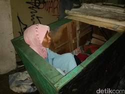 Kisah Nenek Eti, Manusia Gerobak Sebatang Kara di Bandung