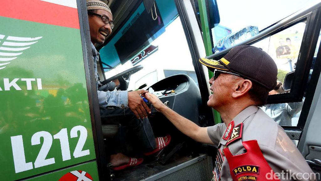 Kapolda Metro Jaya Cek Jalur Mudik di Bekasi Kapolda Metro Jaya Cek Jalur Mudik di Bekasi