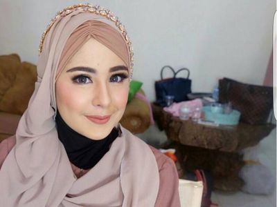 Foto: 10 Selebriti Berjilbab Nude, Zaskia Sungkar Hingga Angel Lelga