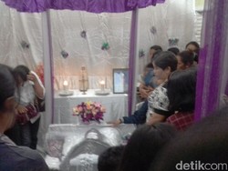 Tangisan Istri Antar Aiptu Fransisco ke Rumah Duka
