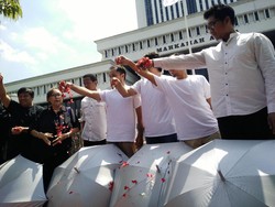 Jelang Vonis Legalitas Ketua DPD, Masyarakat Tabur Bunga di MA