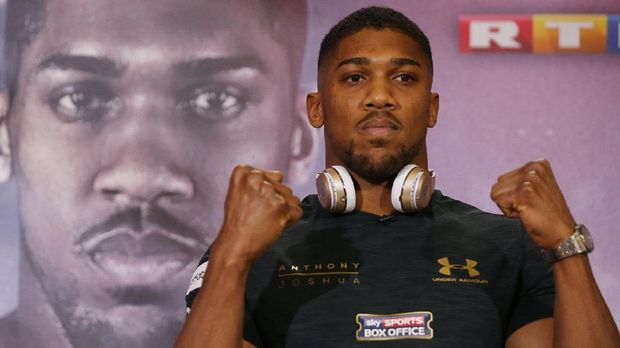 Britain's Anthony Joshua poses during a joint press conference with Ukraine's Wladimir Klitschko at Sky broadcasting headquarters in west London on April 27, 2017 ahead of their IBF, IBO and WBA Super, world Heavyweight title fight at Wembley Stadium. / AFP PHOTO / Daniel LEAL-OLIVAS