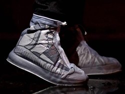 Unik! Desainer Ciptakan Jas Hujan Untuk Melindungi Sepatu