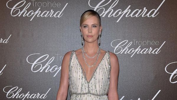 10 Artis Tampan dan Cantik Ini Jadi Tak Dikenali karena Makeup Berlebihan