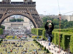 Pergi ke Menara Eiffel, Harus Buru-buru Coba Flying Foxnya