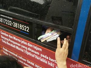 BI: Cuma di Indonesia Orang Rela Antre Demi Uang Baru BI: Cuma di Indonesia Orang Rela Antre Demi Uang Baru