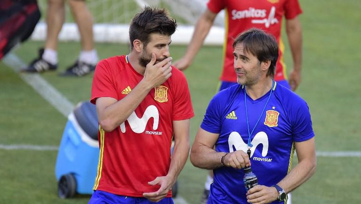 Gerard Pique dan Julen Lopetegui. Foto: AFP PHOTO / JOSE JORDAN