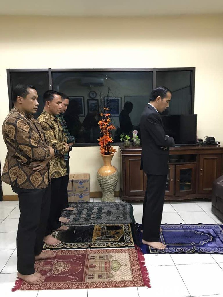 Jokowi Buka Puasa di Pos Polisi Tol Jagorawi dan Jadi Imam Salat
