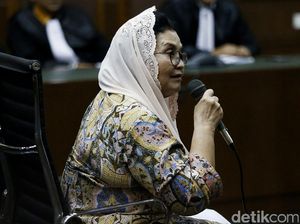 Bacakan Pledoi, Eks Menkes Siti Fadilah Teteskan Air Mata