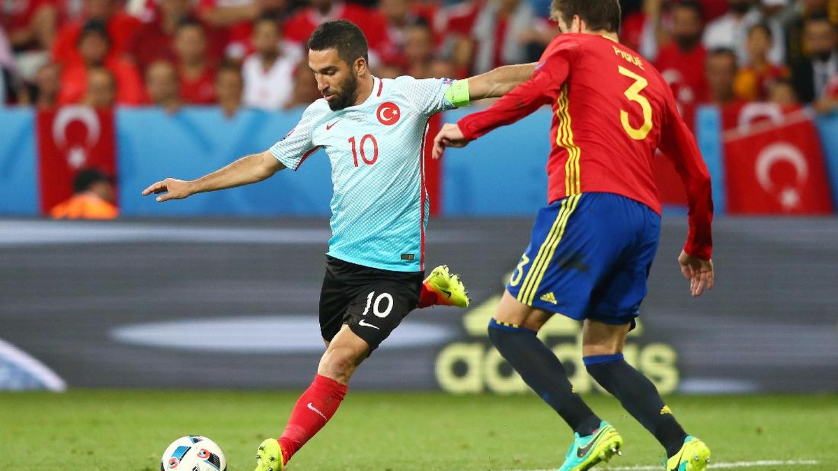 Foto: Arda Turan saat membela Timnas Turki pada laga melawan Spanyol di Piala Eropa 2016 (Getty Images/Alex Livesey)