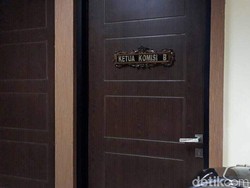 Penggeledahan Gedung DPRD Jatim Usai, Garis KPK Dilepas