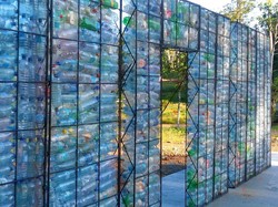 Ini Baru Unik, Desa Botol Plastik