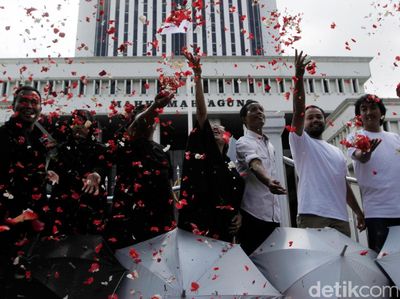 Aksi Tabur Bunga di MA